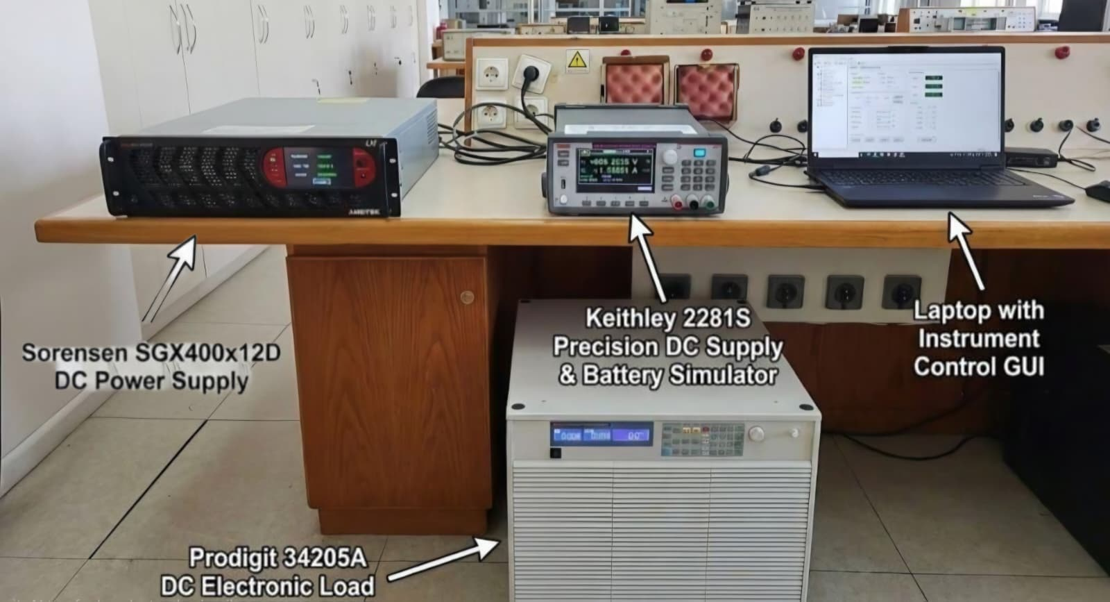 Laboratuvar tezgahı — Sorensen güç kaynağı, Keithley pil simülatörü ve Prodigit elektronik yük